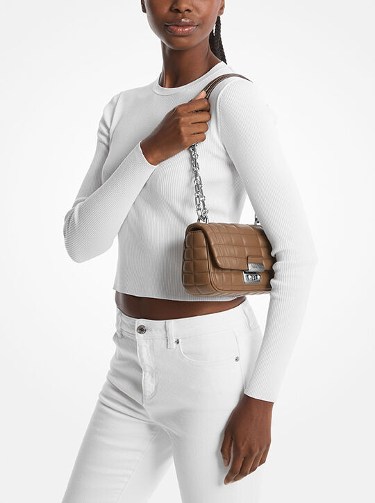 حقيبة كتف تريبيكا صغيرة مبطنة من الجلد michael kors حقيبة كتف تريبيكا صغيرة مبطنة من الجلد