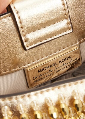 michael kors حقيبة دلو روزي معدنية مزينة بزخارف، إصدار محدود، صغيرة جدًا
