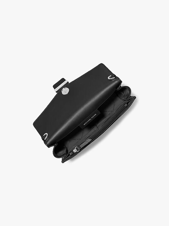 michael kors حقيبة كلاتش من الجلد متوسطة الحجم بينيلوب