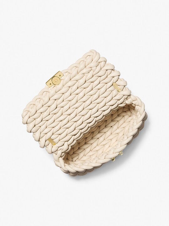 حقيبة كتف تريبيكا كبيرة من الجلد المضفر يدويًا michael kors حقيبة كتف تريبيكا كبيرة من الجلد المضفر يدويًا