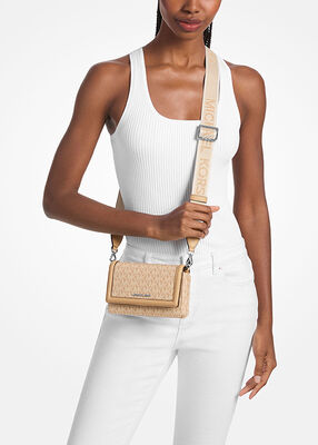 michael kors حقيبة كروسبودي صغيرة الحجم من جيت سيت، مزينة بشعار الماركة، مصنوعة من نسيج منسوج، مناسبة للهواتف الذكية