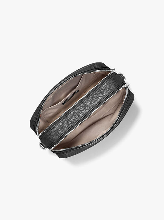 michael kors حقيبة براينت متوسطة الحجم من الجلد المحبب لحمل الكاميرا