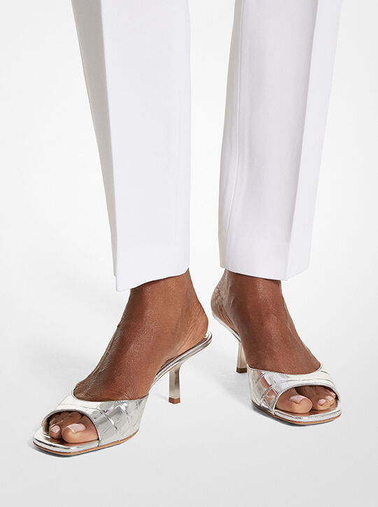 صندل أنيتا من جلد التمساح المعدني michael kors صندل أنيتا من جلد التمساح المعدني