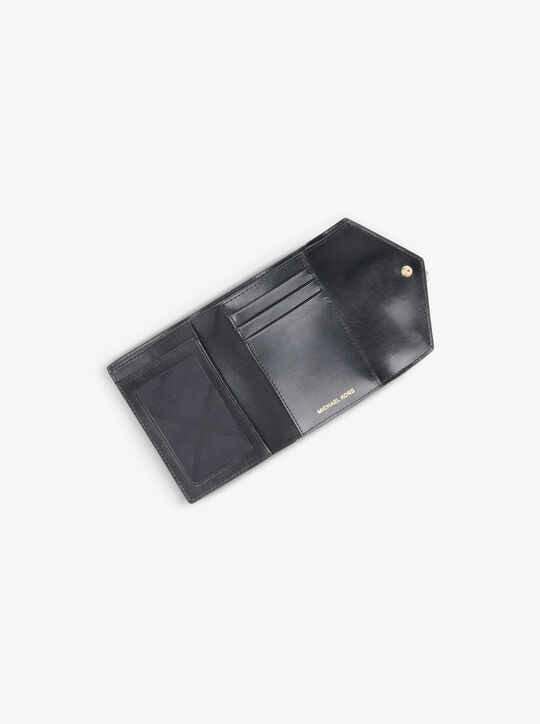 محفظة كارمن متوسطة الحجم مصنوعة من جلد سافيانو ومغلفة بثلاثة طيات