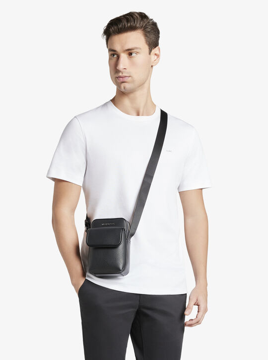 حقيبة طيران بشعار الماركة michael kors حقيبة طيران بشعار الماركة