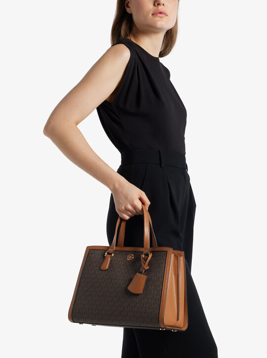 حقيبة شانتال متوسطة بشعار الماركة michael kors حقيبة شانتال متوسطة بشعار الماركة