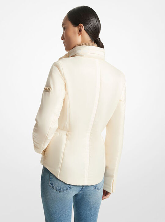 جاكيت منتفخ قصير من الساتان المُعاد تدويره michael kors جاكيت منتفخ قصير من الساتان المُعاد تدويره