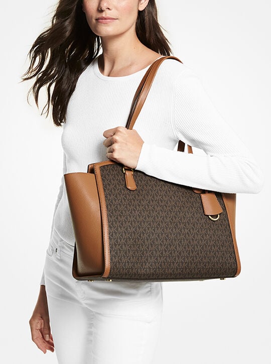 حقيبة شانتال كبيرة بشعار الماركة michael kors حقيبة شانتال كبيرة بشعار الماركة