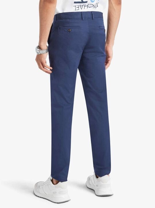 بنطال تشينو مصنوع من القطن المرن بقصة ضيقة michael kors بنطال تشينو مصنوع من القطن المرن بقصة ضيقة