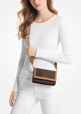 michael kors حقيبة كروسبودي جيت سيت صغيرة الحجم ، مزينة بشعار مطبوع، مصنوعة من نسيج منسوج، مناسبة للهواتف الذكية