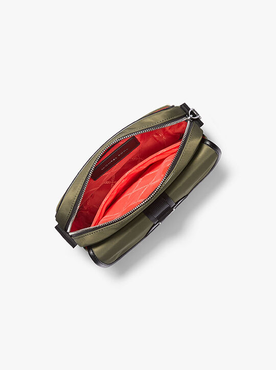 حقيبة كروس بودي بروكلين المصنوعة من النايلون المعاد تدويره michael kors حقيبة كروس بودي بروكلين المصنوعة من النايلون المعاد تدويره