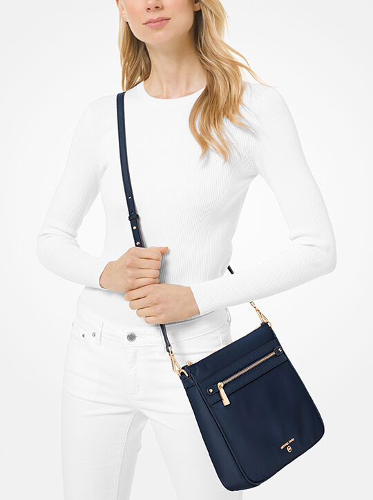 حقيبة جيت سيت كبيرة من النايلون الجبردين michael kors حقيبة جيت سيت كبيرة من النايلون الجبردين