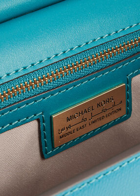 michael kors حقيبة كروسبودي قابلة للتحويل من تريبيكا، صغيرة بشعار الماركة