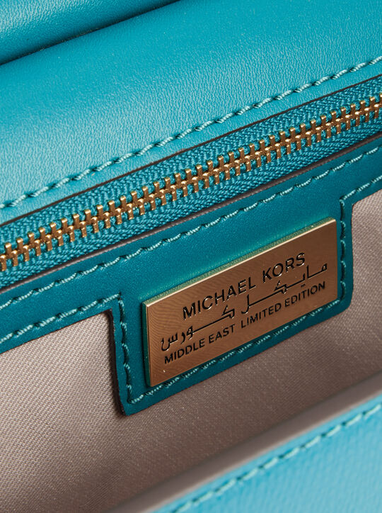 michael kors حقيبة كروسبودي قابلة للتحويل من تريبيكا، صغيرة بشعار الماركة